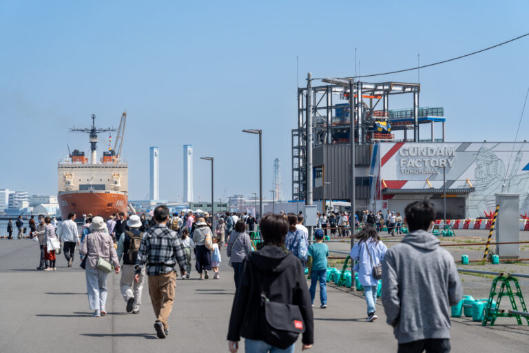 砕氷艦と横浜ガンダム